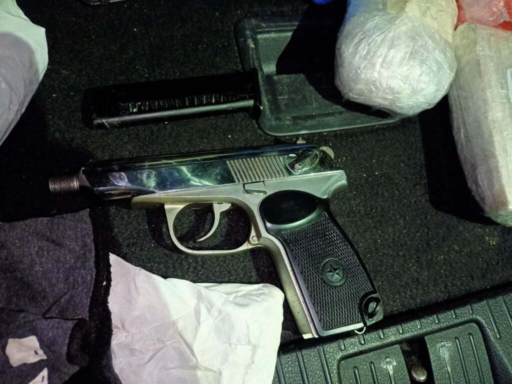 Двама мъже са заловени във Варна с над 2,5 кг. наркотици, оръжия и голяма сума пари (СНИМКИ)