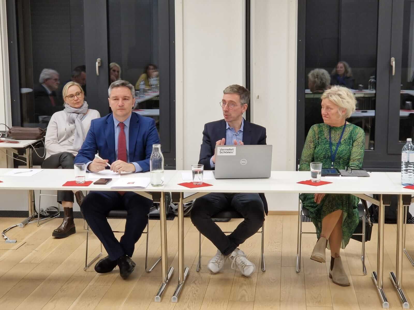 Кристиан Вигенин организира среща във Виена за перспективите за мир в Украйна