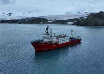 Първият български военен научноизследвателски кораб достигна Южния полюс