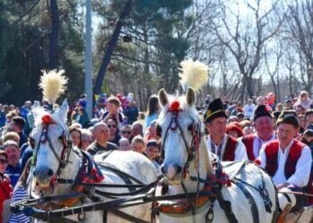 Надбягване с коне в Екопарка за Тодоровден