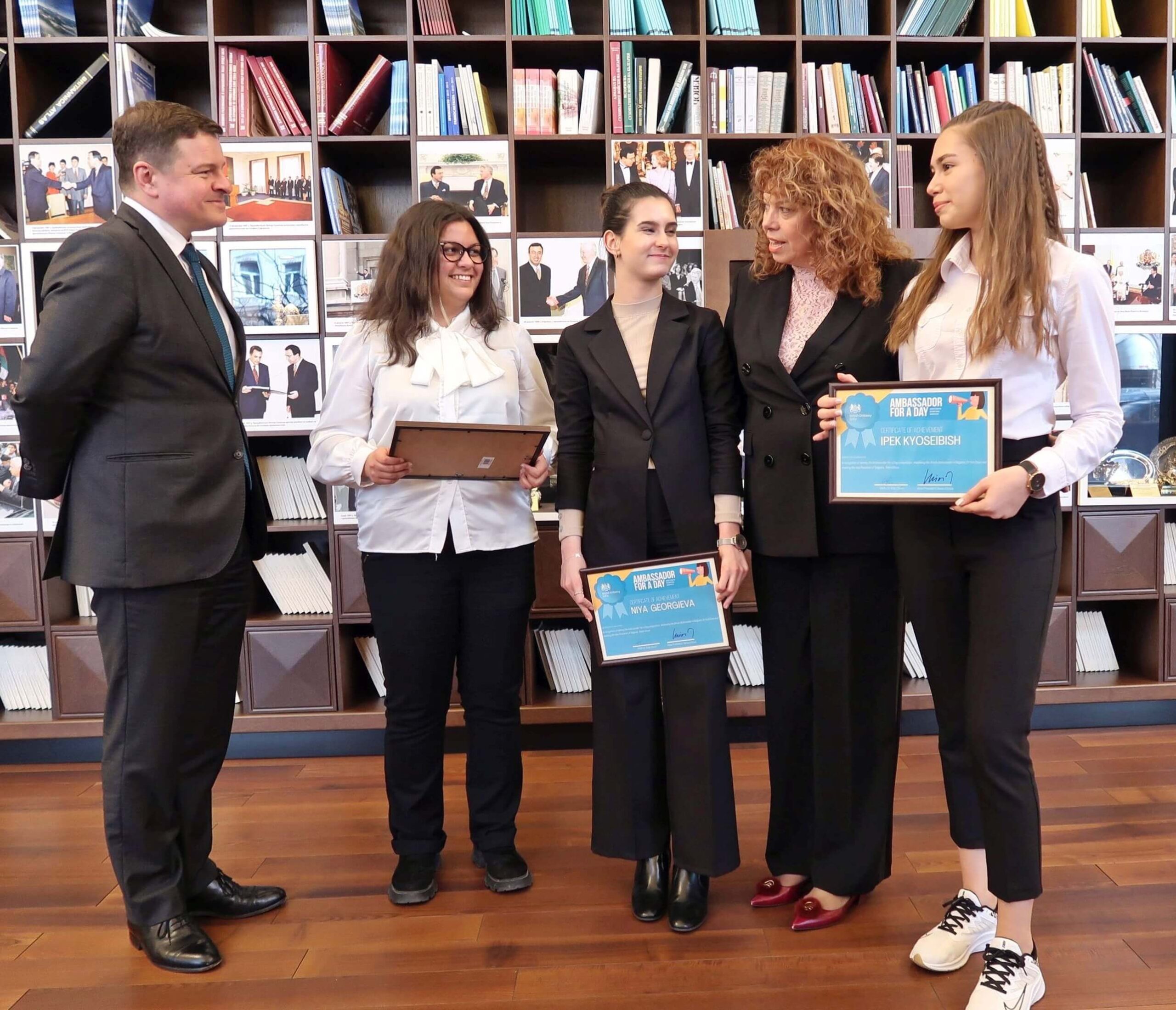 Вицепрезидентът към победителките в „Посланик за един ден“: Смело отстоявайте позициите си!