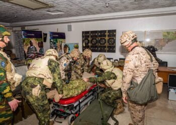 Екипи на ВМА посрещат националния празник на пост зад граница (СНИМКИ)