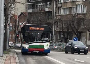 Патриотичен автобус вдига духа на варненци с огромен трикольор и надпис “Мила Родино, ти си земен рай!” (ВИДЕО И СНИМКИ)