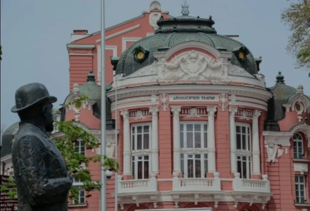 „ПОСЛЕДНОТО ИЗКУШЕНИЕ НА ХРИСТОС“ – ПЪРВА ПРЕМИЕРА НА ВАРНЕНСКИЯ ДРАМАТИЧЕН ТЕАТЪР В СЕЗОН 2024/2025 Връзката между човек и бог продължава да занимава известния режисьор Стайко Мурджев, който след хитовия си „Амадеус“ от Питър Шафър на варненската театрална сцена поставя сега „Последното изкушение на Христос“ от Никос Казандзакис. Първата среща със зрителите на 2 септември, 19.00, Основна сцена, е първата премиера на Драматичен театър „Стоян Бъчваров“ в сезон 2024/2025. В "Последното изкушение" (Ο Τελευταίος Πειρασμός, 1951), както е озаглавено първото издание на романа, гръцкият писател и драматург пресъздава един от най-трагичните и символични образи в историята на човечеството - образа на Исус Христос, чиято саможертва той тълкува по начин, различен от общоприетите представи. Това е една от най-значимите творби на писателя, повлияна от философията на Ницше и Фройд, в основата на която стои върховният дълг на борещия се човек - безспирната, безмилостната борба между духа и плътта. "За да дам един най-висок образец на борещия се човек, за да покажа, че не трябва да се бои от страданието, от изкушението и смъртта, защото всички те могат да бъдат победени, дори са победени, затова бе написана тази книга", споделя Казандзакис в предговора към романа, с красноречивото подзаглавие „Изповед на борещия се човек“. „Никога не съм се чувствал по-близо до Христос, отколкото в работата си по това представление“, признава Стайко Мурджев. „Самият Исус казва в Евангелието „Вие сте храмът“, т.е. ако ние сме храмът, то Исус живее вътре в нас и всеки от нас рано или късно, в даден период или през целия си живот е Исус. Всеки от нас е разпъван ежедневно, умира ежедневно на кръста и възкръсва ежедневно“, разкрива режисьорът основната посока в своя прочит на Казандзакис.
