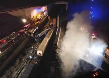 36 души загинаха, а 85 са ранени по последни данни в тежката влакова катастрофа в Гърция (СНИМКИ)