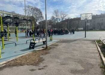 Втори ден сигнал за поставени взривни устройства във варненските училища! На места разпуснаха учениците!