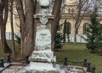 Заляха паметника на Граф Игнатиев във Варна с бяла боя. Извършителят се издирва от полицията!