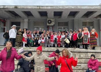 Варненският кв. "Аспарухово" отбеляза 3 март с фолклорен концерт и "Пробуждане с хоро" (СНИМКИ)
