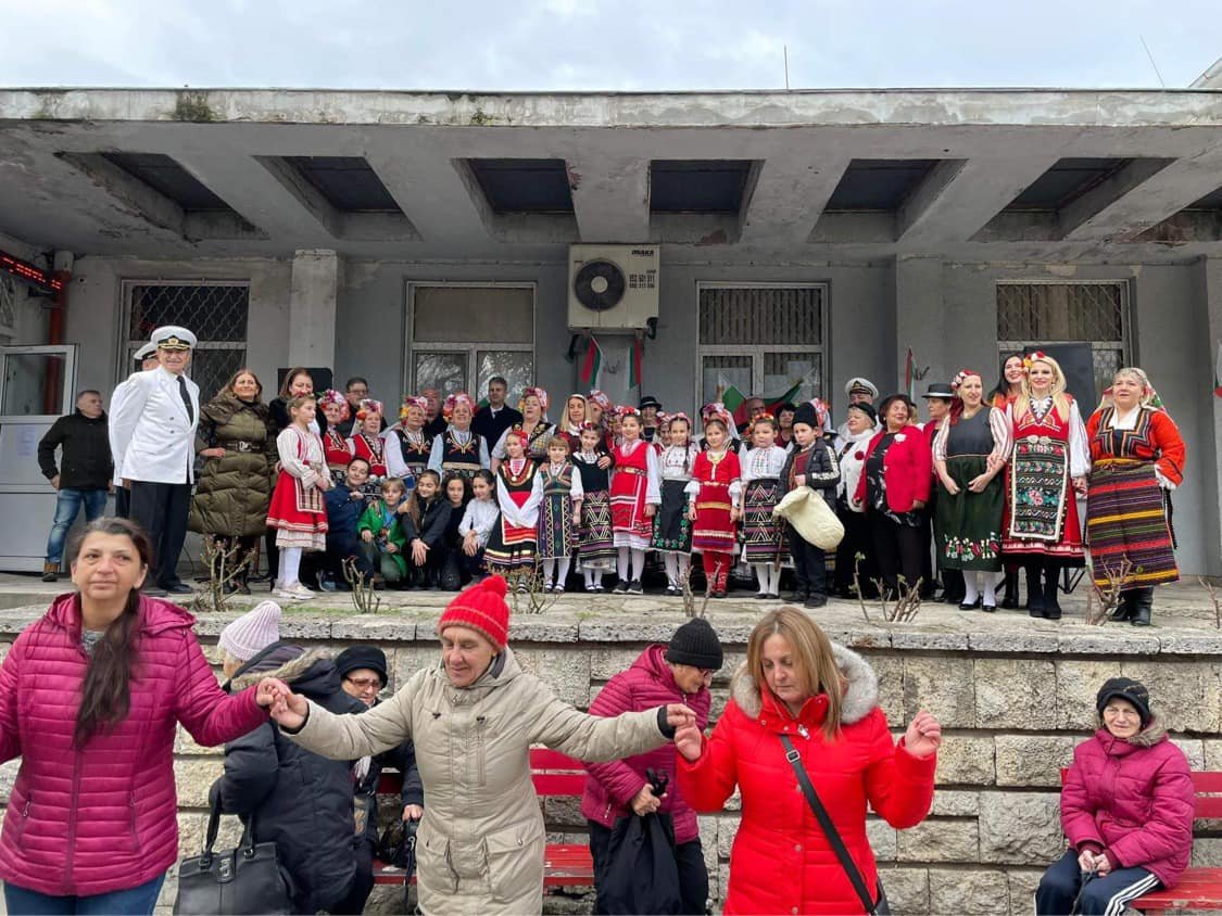 Варненският кв. "Аспарухово" отбеляза 3 март с фолклорен концерт и "Пробуждане с хоро" (СНИМКИ)