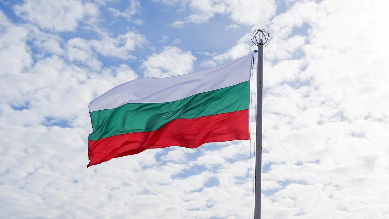 Българин свали гръцкото знаме в Кавала, арестуван е след гонка с полицията
