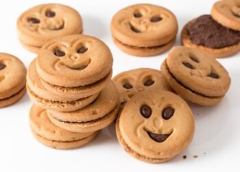 Опаковка на бисквити се бели като лук: Манипулация на срока на годност или неволна грешка на производителя? (ВИДЕО)