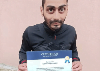 Сиракът със златно сърце Бойко Гренцке, който е спасил хиляди улични животни и помогнал на множество хора, със сертификат "Добрите примери"