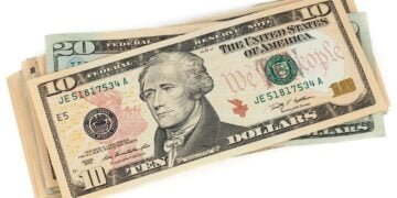 Чужденец изгоря със 100 долара, решил да ги обменя на улицата във Варна