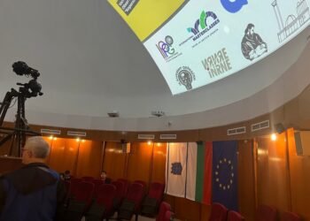 Варненски ученици разкриват тайните на Вселената (ВИДЕО и СНИМКИ)