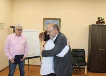 Родилката от Силистра, която по спешност беше транспортирана до София със самолет „Спартан“ , се срещна с министър Меджидиев