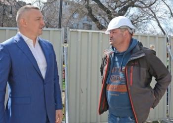 Кметът Иван Портних провери ремонта на сцена Филиал