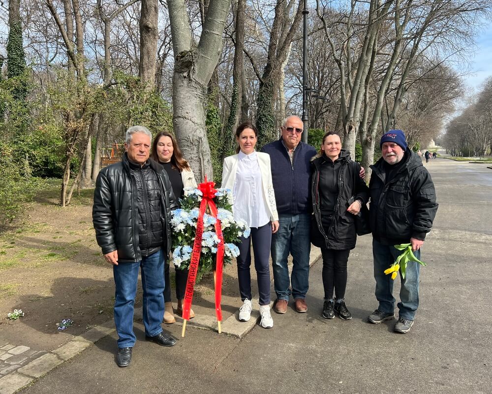 С полагане на венци и цветя на пред паметника на Васил Левски - ПП КОД откри предизборната си кампания във Варна