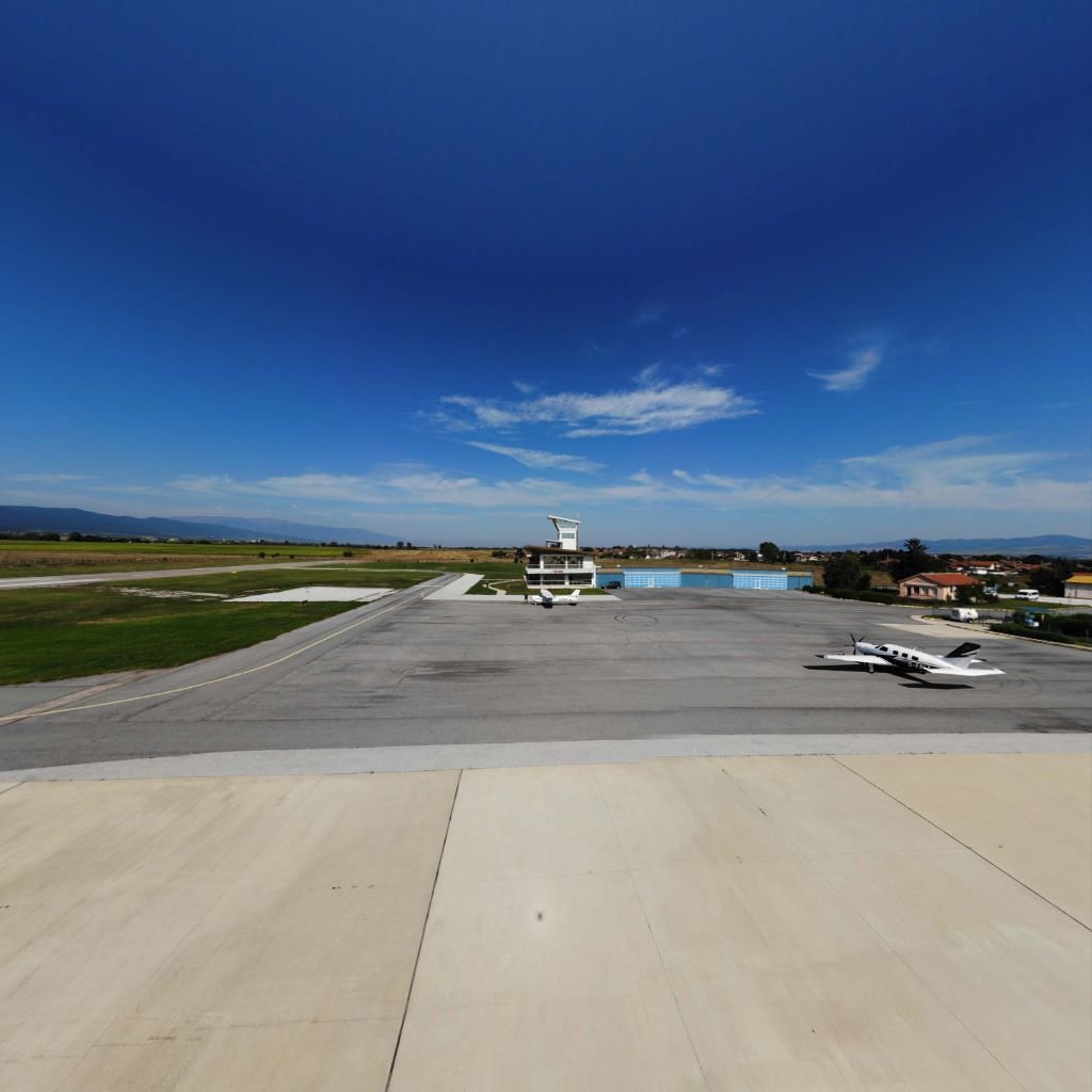 Самолет падна на летище Лесново, пилотът загина