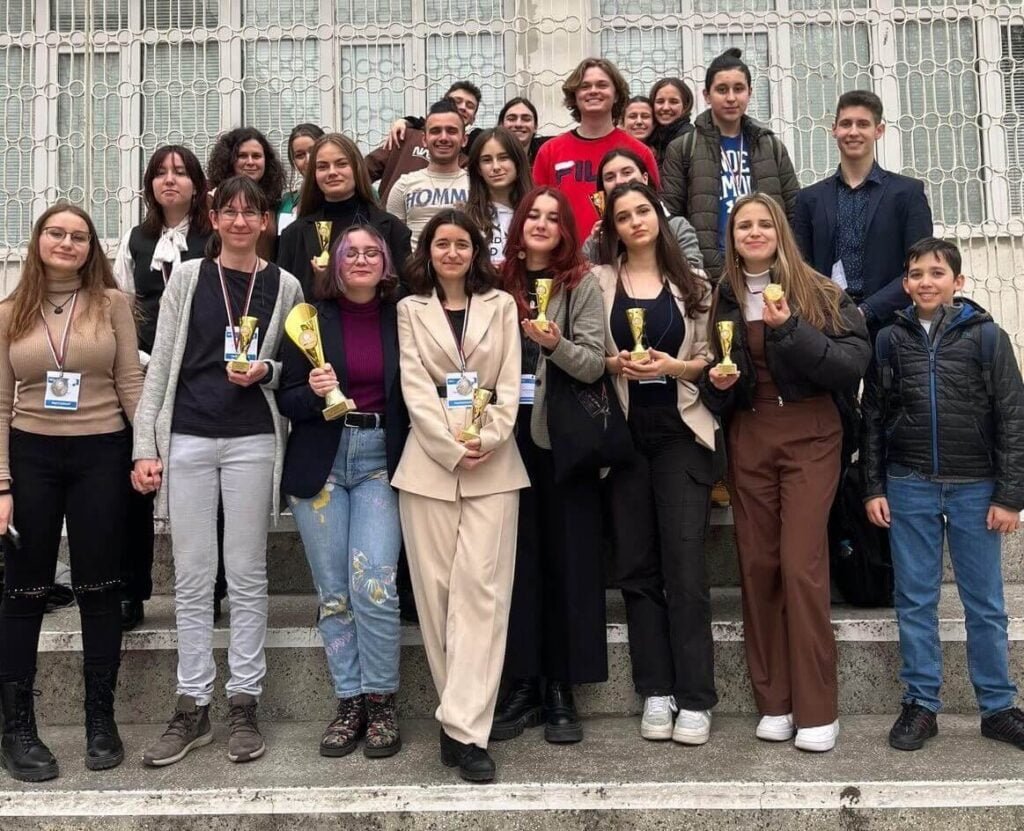 Поредни успехи Математическата гимназия във Варна на състезанието по реч и дебати на английски език
