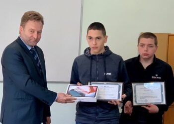 БДЖ отличи с грамоти ученици от професионалната гимназия по жп транспорт в Горна Оряховица