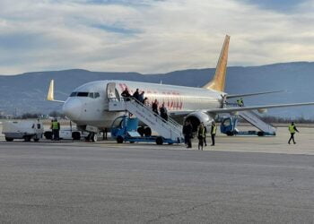 Пътници се барикадираха в самолет, кацнал във Варна, вместо в София