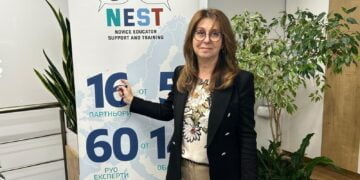 Екипът на пресцентъра на МОН подготви интервю с Полина Фетфова, началник отдел „Квалификация и кариерно развитие“ към дирекция „Политики за стратегическо развитие, квалификация и кариерно развитие". Поводът е участието на г-жа Фетфова в конференция, свързана с проекта NEST, който подкрепя начинаещи учители с опит до 5 години. - Г-жо Фефтова, колко са начинаещите учители в България? - По данни на нашата информационна система за учебната 2022/2023 година заетите учители с до 5 години стаж в системата на училищното образование са 14 390. Най-много са работещите в целодневната организация на учебния процес, учителите по английски език, предметите от начален етап, български език и литература и математика. София-град, Бургас, Пловдив и Варна са областите, с висок брой заети начинаещи учители със стаж до 5 години. Най-малко са те във Видин, Силистра и Габрово. - Каква подкрепа получават, за да се задържат по-дълго в системата на образованието? - Нормативно за тях има осигурено наставничество и задължителна въвеждаща квалификация. Договорени са и параметри в колективния трудов договор /КТД/, за осигуряване на финансиране на наставничеството. Продължава и обучението на действащи учители в училища с малък брой паралелки, преподаващи повече от един учебен предмет. Те преминават едногодишно обучение във Висше училище за придобиване на професионална квалификация учител по учебен предмет, като допълнителна професионална квалификация. Отделно от наставничеството, финансирано от бюджета по реда на КТД, начинаещи учители с опит до 5 г. получават подкрепа от експерти-наставници, обучени по проекта NEST, финансиран по програма "Еразъм +". - Как този проект надгражда досегашните дейности на МОН? - Общата цел на NEST е да апробира, изследва и оценява ефекта от нов подход за подкрепа на начинаещи учители, които работят в училища с предизвикателства в средата – ученици от уязвими общности, икономически слаби региони и т.н. Чрез дейностите по проекта се търсят решения на това как наставниците могат да помогнат на учителите да се чувстват подкрепени, удовлетворени и да желаят да останат в системата дългосрочно. Заедно с това нашата цел е по време на действието на проекта NEST да се идентифицират работещи практики в сферата на наставничеството, които могат да послужат при формирането на регионални и национални политики, при създаването на обучителни програми за наставници на нови учители и др. В проекта се обучават 60 експерти от регионалните управления на образованието за осъществяване на методическа подкрепа. Обучението осигурява нов подход в работата на експертите или по-точно казано „адаптивно наставничество“. Това е и надграждащата роля на проекта. Идеята е, че различните учители в различни ситуации се нуждаят от различни видове подкрепа. С NEST това означава, че моделът на наставничество е адаптиран към всяка образователна институция, като се вземат предвид индивидуалните качества на начинаещите учители и се обръща внимание на техните специфични нужди. В проекта са включени три концепции. Първо, даваме приоритет на набирането на ментори с потенциал да бъдат адаптивни. За тази цел беше определен набор от критерии за подбор, който включва отвореност към саморефлексия, емпатия и уважение. Също така се фокусираме върху менторския подход с наставляваните. Обучението може да накара наставниците да увеличат разнообразието от методи за наставничество, които използват. Ето защо, по време на менторското обучение, създадохме пространства, където менторите могат да разсъждават върху собствените си личности и училищния контекст. С това упражнение ние ги подготвихме със знания за избор на най-подходящия менторски подход в зависимост от нуждите и личността на техните наставлявани. Също така особено важно е да се подобри професионалното развитие на учителите в училищата в неравностойно положение, тъй като това може да подобри както качеството, така и задържането на учителите. По този начин третата концепция за адаптивност в обучението на наставници NEST се фокусира върху подпомагането на наставниците да разпознават предизвикателствата, които са специфични за училищата, в които наставляват, и съответно да адаптират наставничеството си. - Бихте ли очертали ефектите от проекта в краткосрочен и дългосрочен план? - Вече повишихме експертния потенциал за осъществяване на методическа подкрепа в регионалните управления на образованието, а част от обучените експерти могат да обучат и своите колеги, така че опитът да бъде разпространен във всички РУО. Освен експерти от областите с по-висок брой на начинаещи учители, в проекта са включени и такива с по-нисък като Габрово, Търговище, Кърджали, Силистра. Включили сме области, в които имаме по-предизвикателна среда. Това са малки региони, малки училища, за които няма голям интерес и е имало единствен кандидат. Това е учител, който има изключително голяма нужда от подкрепа спрямо това да работи в специфична среда. Като краткосрочна цел е включването на дейности насочени към подкрепа на новоназначени учители в планираната Национална програма „Квалификация на педагогическите специалисти“, където през обучения ще преминат, както главните учители, назначените наставници в училищата, а също и самите нови учители. Така се повишава потенциалът на експерти, наставници, главни учители, директори и се постига конкретна промяна в работата и ежедневния опит. Дългосрочно работим за повишаване на мотивацията на новоназначените учители и техните наставници, ефективно преподаване и задържане на новите учители в професията и заедно с това, в дългосрочен план това ще се отрази на резултатите на учениците и интегриране на системни промени, а това е устойчивия резултат, към който е насочено вниманието ни.