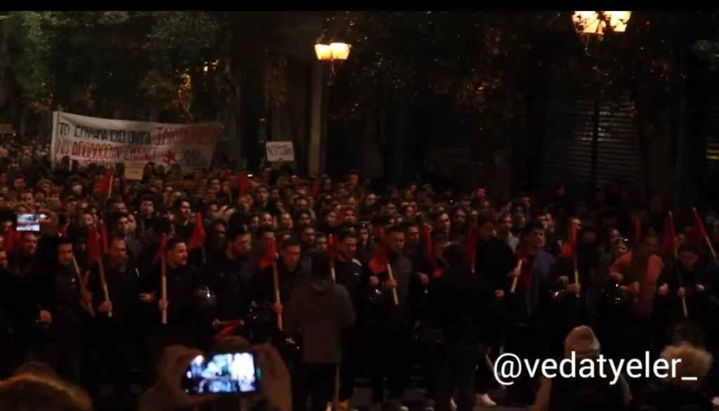 Сблъсъци между полиция и демонстранти на протестите след влаковата катастрофа в Гърция (ВИДЕО)