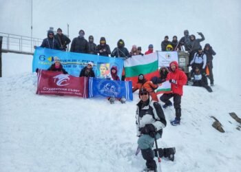 Студенти на Икономическия университет във Варна покориха Мусала с портрет на Левски