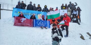 Студенти на Икономическия университет във Варна покориха Мусала с портрет на Левски