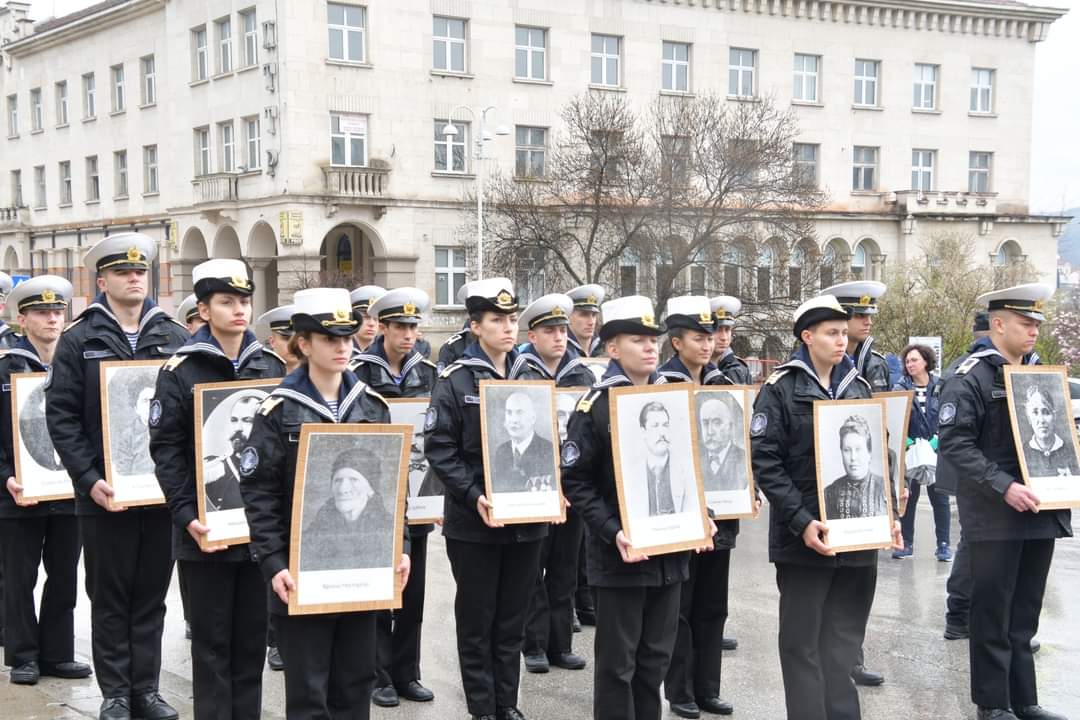 25 курсанти от Морско училище се включиха в празника на Велико Търново