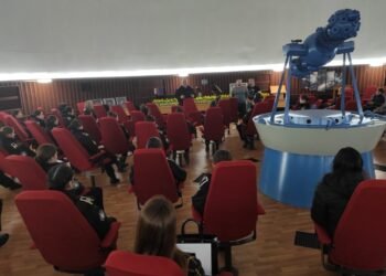 Началникът на ВВМУ проф. Боян Медникаров раздаде цветя на дамите в Морското училище