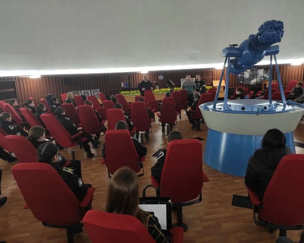 Началникът на ВВМУ проф. Боян Медникаров раздаде цветя на дамите в Морското училище