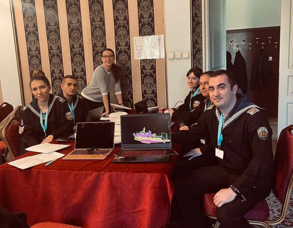 Два отбора от Морско училище представиха проекти за сигурност на космически хакатон