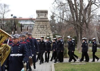 Военни лекари от ВВМУ "Н. Й. Вапцаров" се поклониха пред Докторския паметник (СНИМКИ)