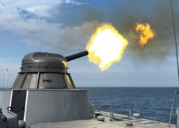 Кораби от състава на Флотилия бойни и спомагателни кораби провеждат тактически учения на море