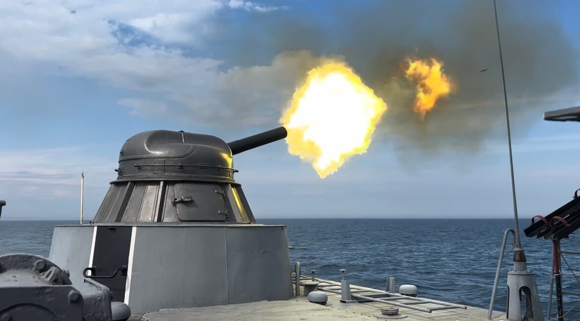 Кораби от състава на Флотилия бойни и спомагателни кораби провеждат тактически учения на море