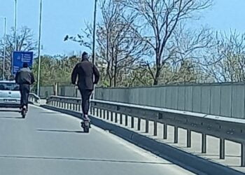 Смелчаци хвърчат с тротинетки с над 60 км/ч по пътя за “Златни пясъци” (ВИДЕО)