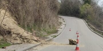 Активизира се свлачището на Алея първа