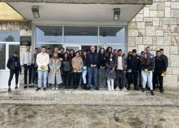 52 абитуриенти от випуск 2023 г. - жители на Община Аврен получиха по 200 лв.