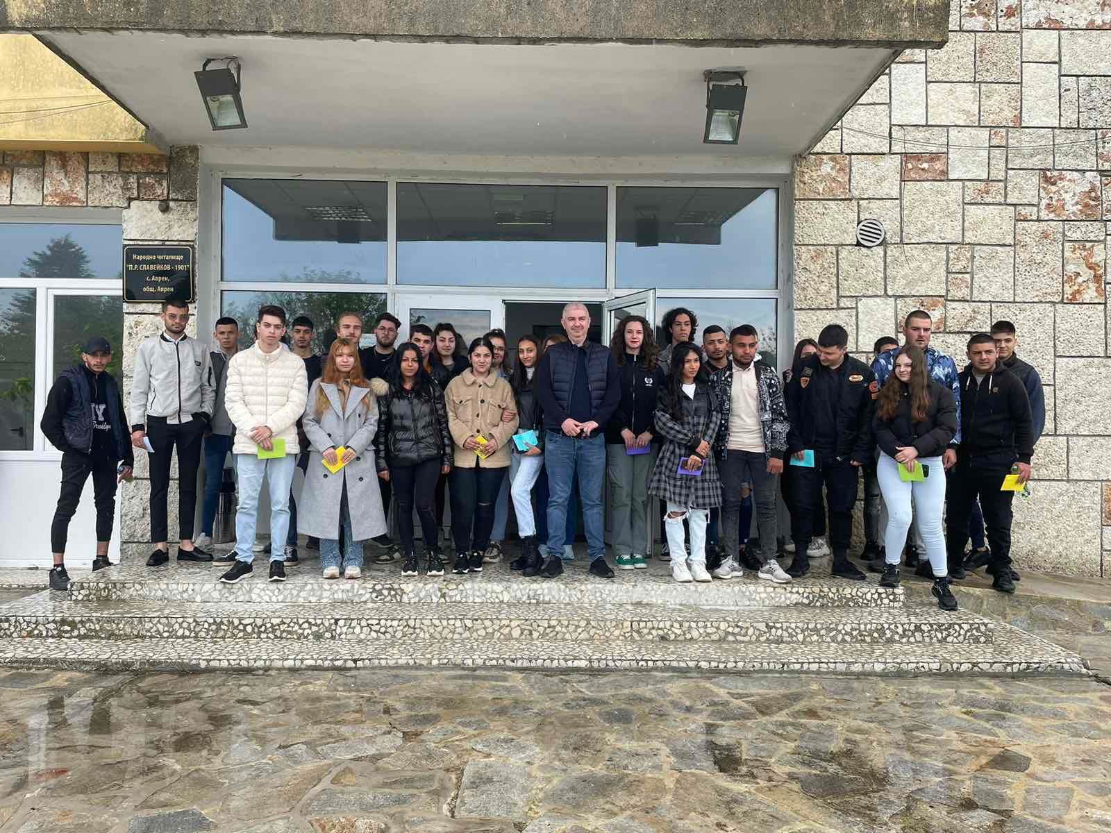 52 абитуриенти от випуск 2023 г. - жители на Община Аврен получиха по 200 лв.