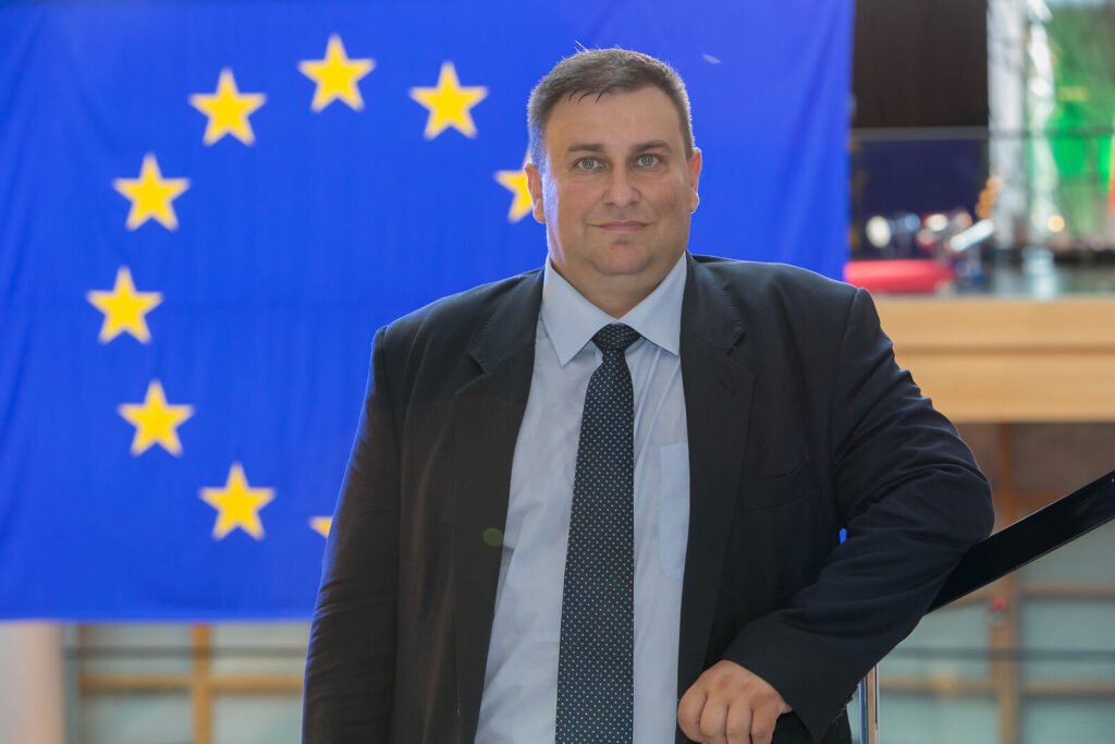 Под патронажа на евродепутата Емил Радев варненска гимназия отново организира конкурс за есе и видео