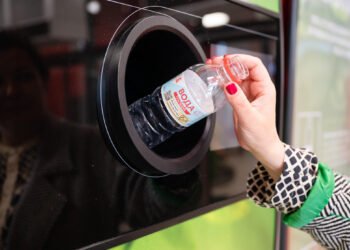 Във Варна представиха автомати за обратно събиране на използвани PET бутилки и алуминиеви кенове