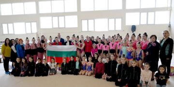 Кметът Иван Портних подари трибагреник на ансамбъла по художествена гимнастика