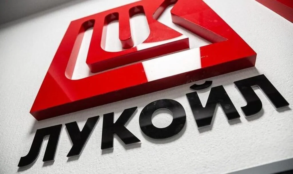 "Лукойл" поема контрола над най-голямото петролно находище в Ирак от 20 години насам