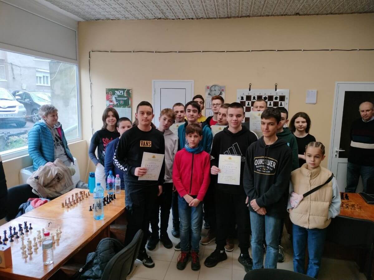 Гордост! Ученици от МГ - Варна завоюваха златни и сребърни медали в турнир по шахмат