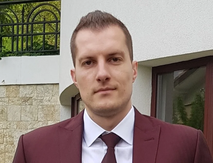 Лекарят, оперирал мозъка на дете през крака, е финалист за Балканските Оскари