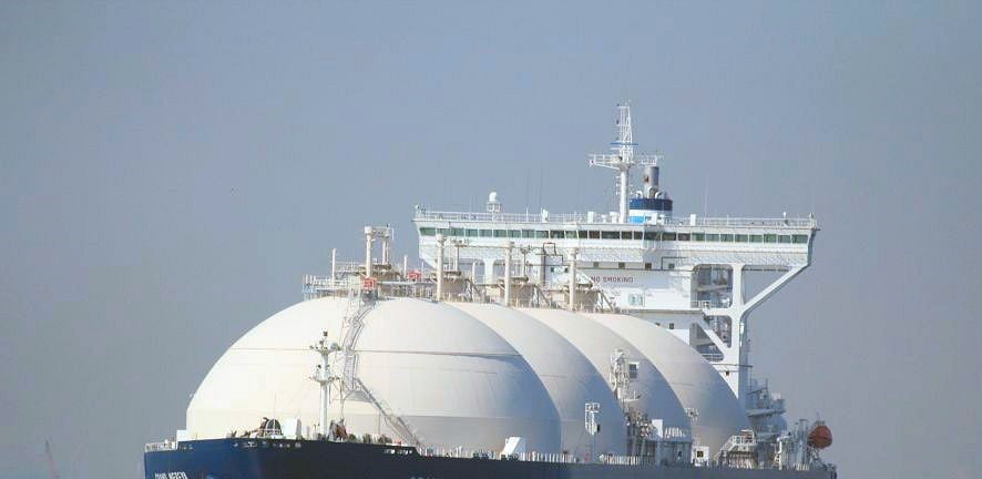Първият танкер с втечнен природен газ за България пристига на турско пристанище
