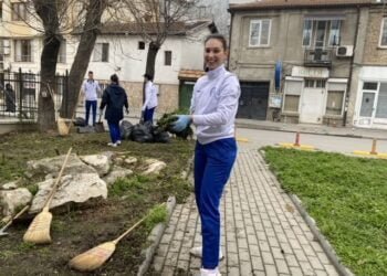 120 курсанти от Военноморското училище се включиха в пролетното почистване около храмовете във Варна (СНИМКИ)