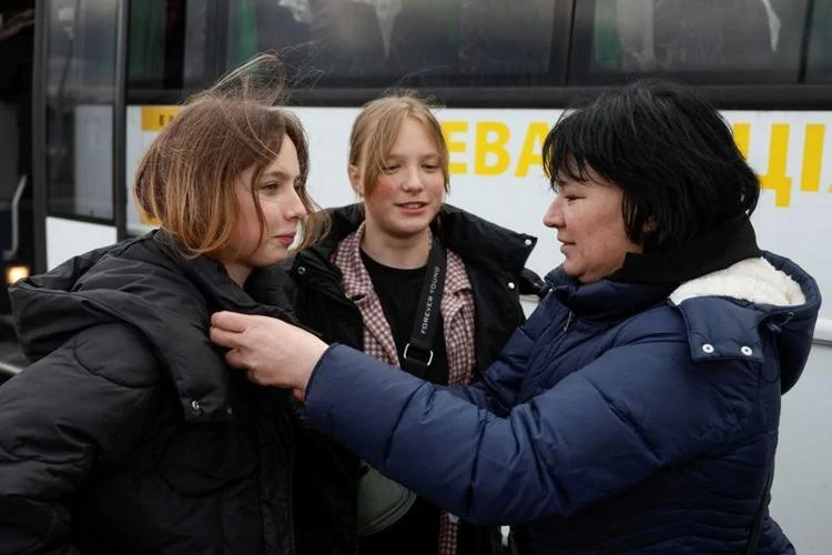Отведени от Русия деца бяха върнати на родителите си в Украйна