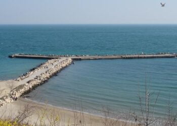 Ще обследват буните във Варна